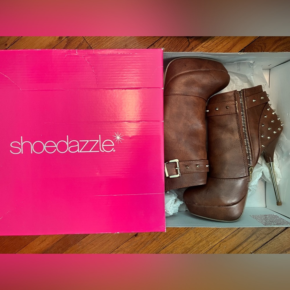 Stylish cognac colored boots with gold accents